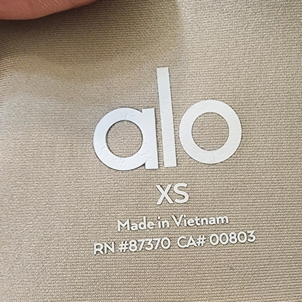 New ALO Yoga Women's Tan Shorts, Size Extra Small.
